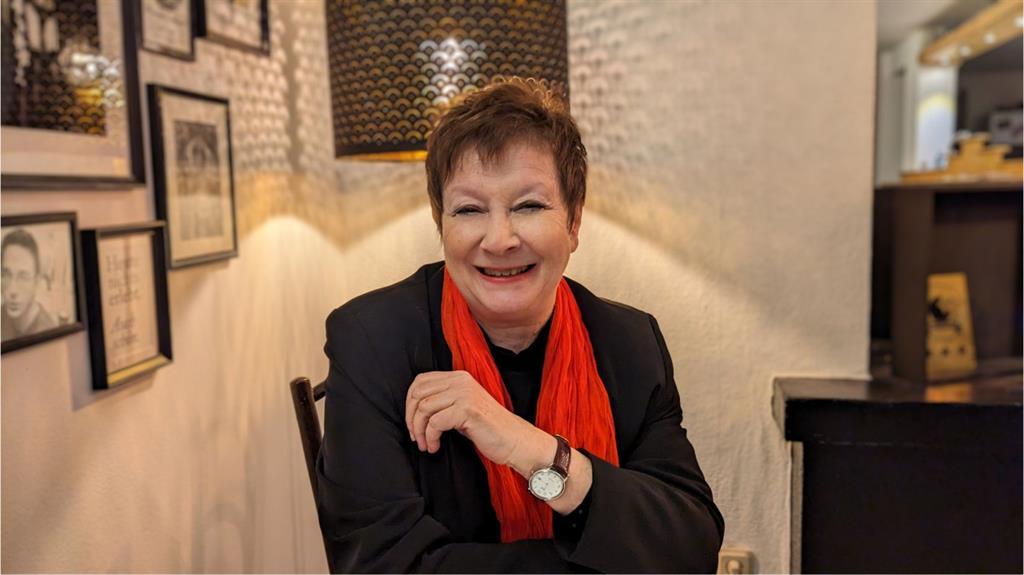 Kriszti Kiss sitzend auf einem Stuhl